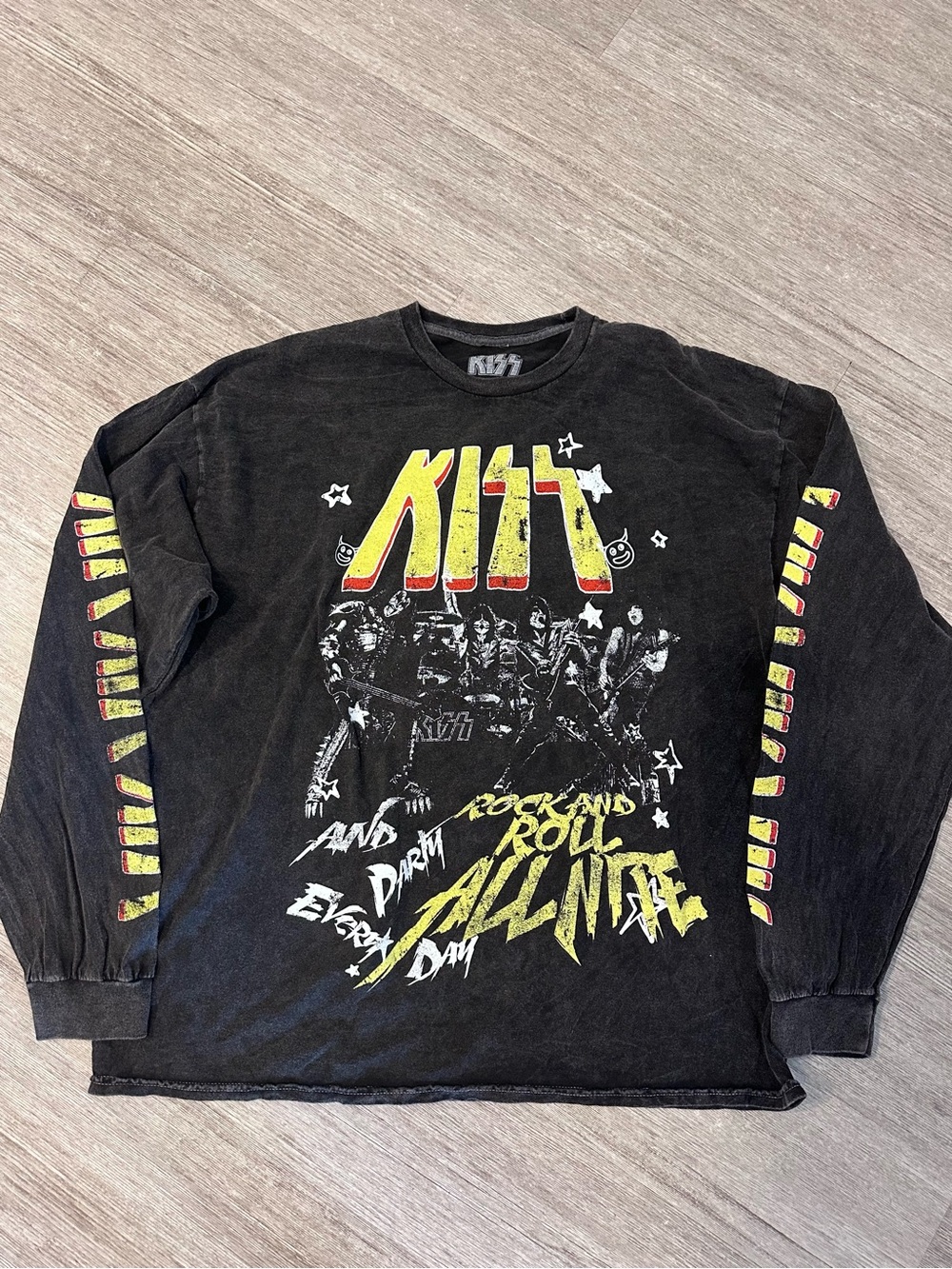 NWT Kiss Black Crewneck Sweatshirt with Yellow and Red Graphic Size XL
